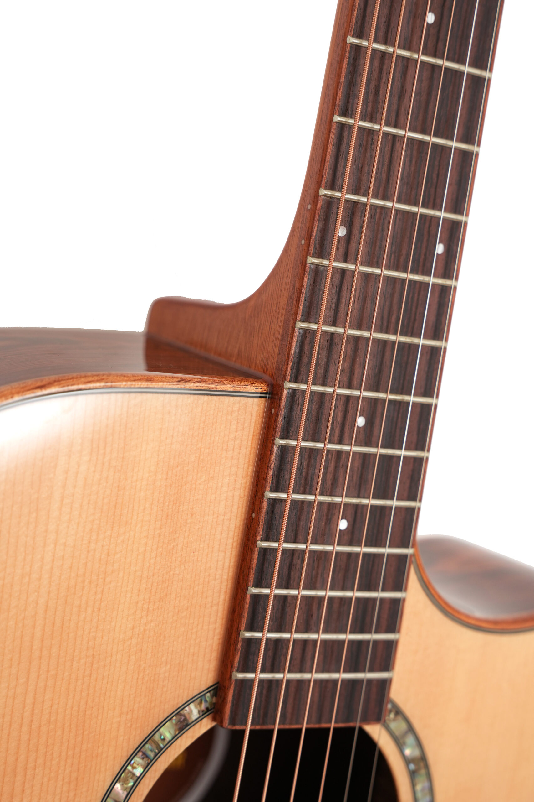 גיטרה אקוסטית מוגברת למתחילים