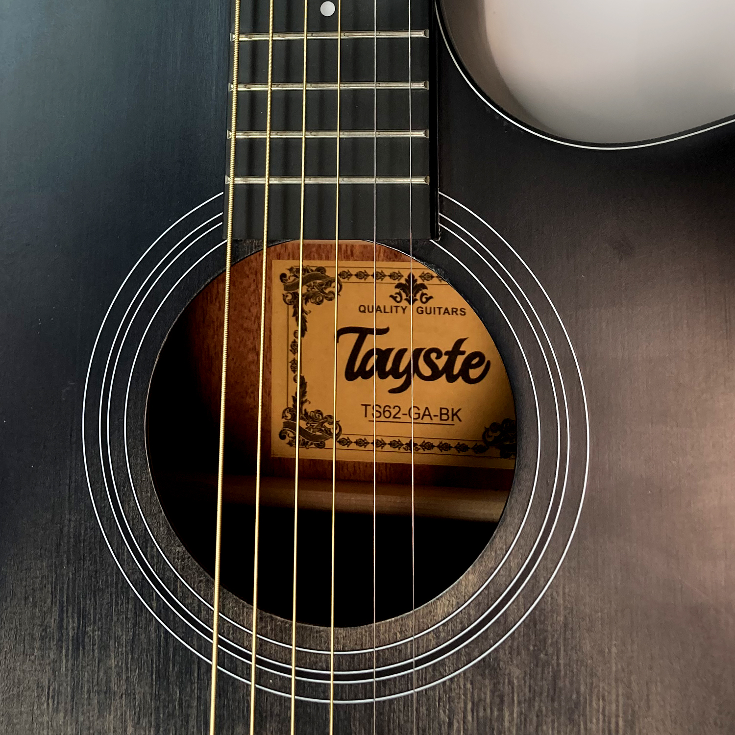 גיטרה אקוסטית מוגברת מומלצת למתחילים