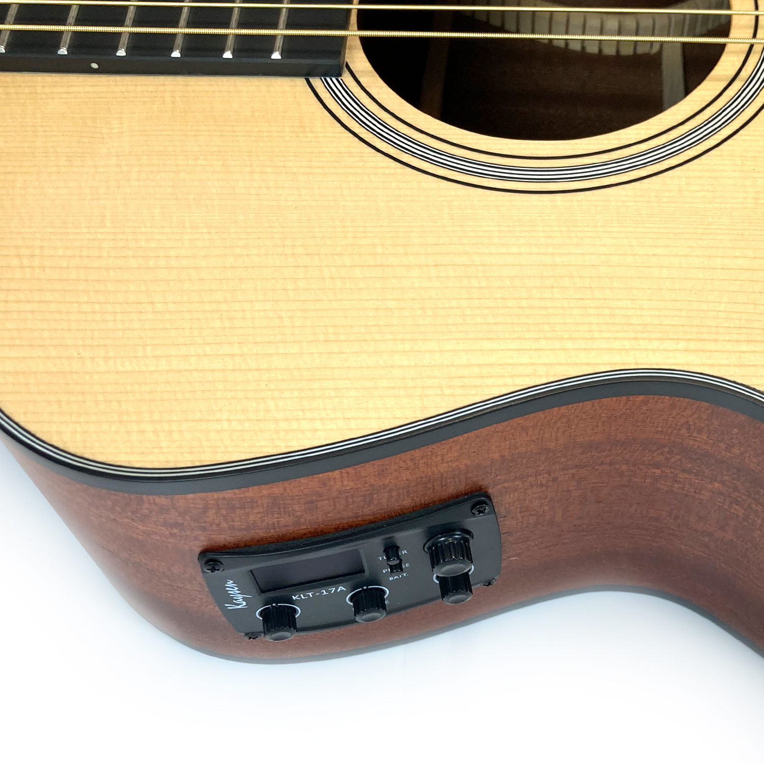 גיטרה אקוסטית מוגברת עם טיונר